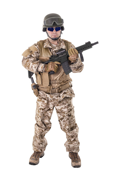 Soldado de uniforme, pronto para lutar
 - Foto, Imagem