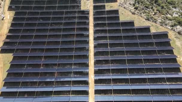 Воздушный беспилотный обзор солнечных батарей, установленных на горной земле, солнечная энергетическая система, установленная в Турции, энергетическая система, построенная из рядов стеклянных блоков, источник солнечной энергии  - Кадры, видео