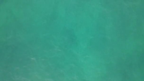 Aerial drone view of turquoise sea waves, sea waves shining with sunlight, view of clear beautiful waves in the sea, turquoise background image - Filmati, video