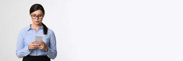 Business App. Long Οριζόντια Banner Με Νεαρή Επιχειρηματίας Χρησιμοποιώντας Σύγχρονη Smartphone, Αυτοπεποίθηση Γυναίκα Επιχειρηματίας Με Κινητό Τηλέφωνο Σε Χέρια Τοποθέτηση Πάνω Λευκό Φόντο, Πανόραμα Με Χώρο Αντίγραφο - Φωτογραφία, εικόνα