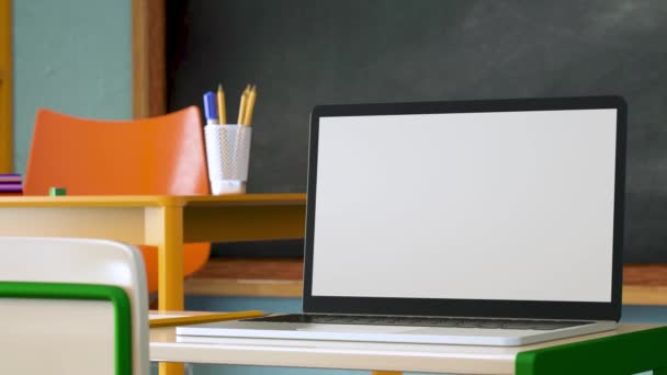 Μοντέρνο φορητό υπολογιστή με λευκή κενή οθόνη τοποθετείται στο γραφείο κατά την τάξη στο σχολείο. Έτοιμος για το σχέδιό σου. 3d κινούμενα σχέδια - Πλάνα, βίντεο