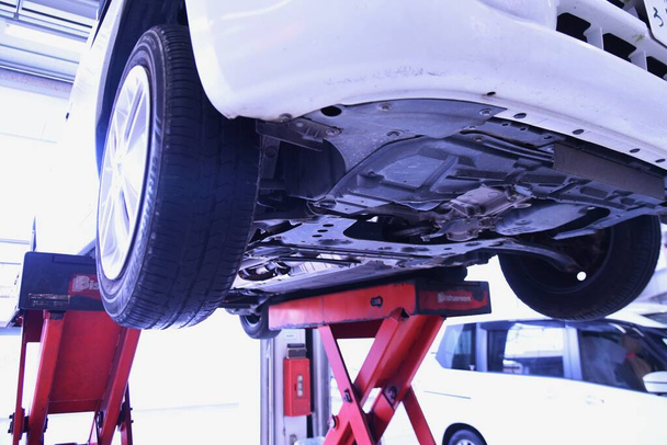 A scene of regular inspection and maintenance work on the car. - Valokuva, kuva