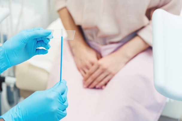 Detailní záběr ženy podstupující test na pohlavně přenosné nemoci s lékařem - Fotografie, Obrázek