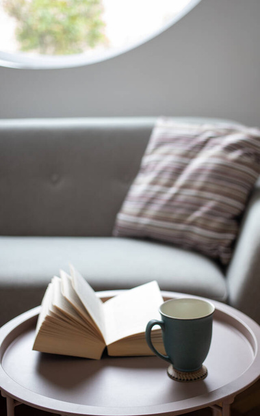 open book on a living room table - Foto, afbeelding
