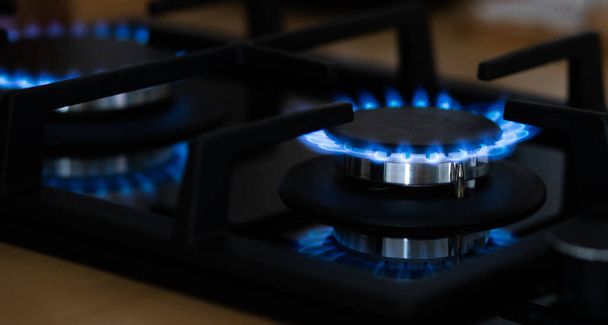 kuchyňský plynový sporák s hořícím propan plynem - Fotografie, Obrázek