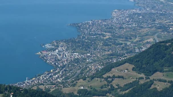 Τοπίο της λίμνης, βουνού και πόλης. Χρονική λήξη του Rochers de Naye, Montreux, Ελβετία. θέα από την κορυφή του βουνού προς τη λίμνη της Γενεύης και την πόλη Montreux το καλοκαίρι. - Πλάνα, βίντεο