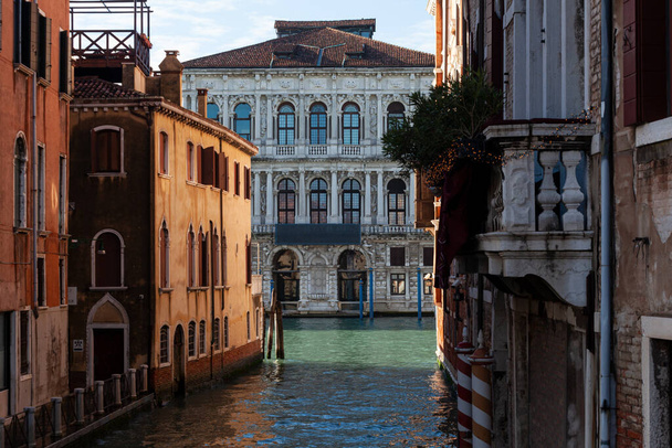 Вид на палац Ка Пезаро, мармуровий палац в стилі бароко навпроти Великого каналу Венеції. Це знаменита історична будівля у Венеції, Італія. - Фото, зображення