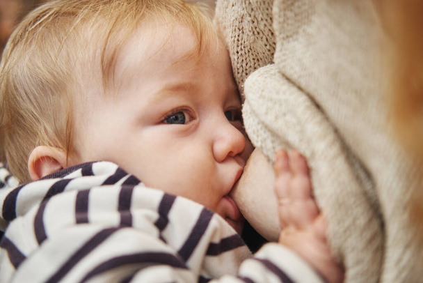 το μωρό στο στήθος της μητέρας ρουφάει γάλα - Φωτογραφία, εικόνα
