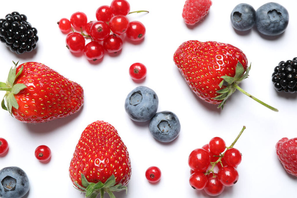 Mix of fresh berries on white background, flat lay - Foto, Bild