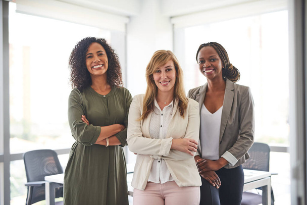 Мы уверены, что хорошо сделать работу. Портрет группы деловых женщин в офисе - Фото, изображение