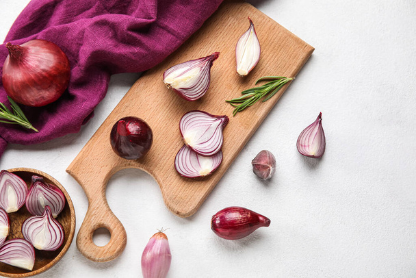Composition with red onion on light background - Foto, imagen