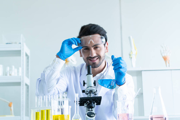 医学開発研究室:男性科学者ワクチンを見る,高度な科学研究室で働く専門家医療を行う,ワクチン,コロナウイルスcovid-19ワクチン開発 - 写真・画像