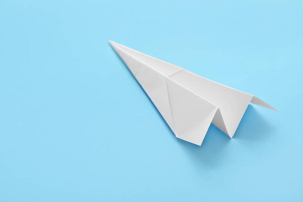 White paper plane on blue background - Φωτογραφία, εικόνα