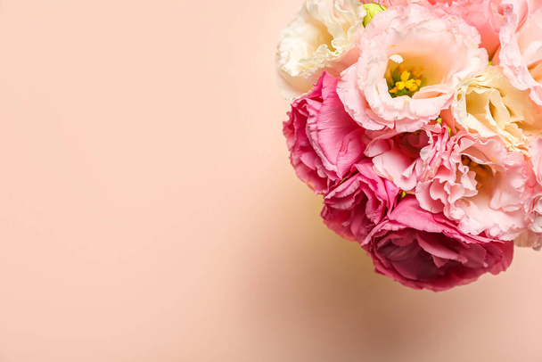 ピンクの背景に美しい花トップビュー - 写真・画像