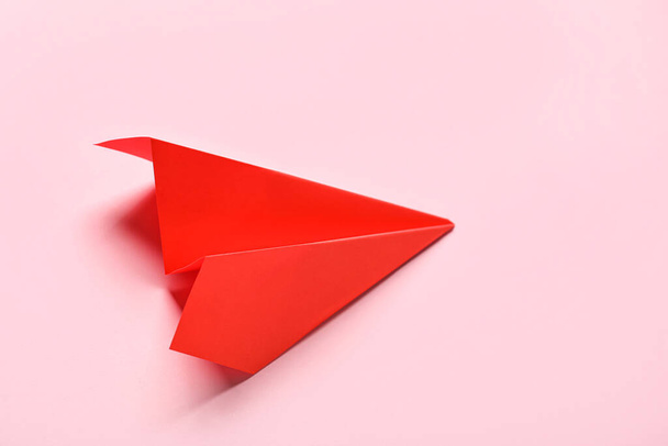 Red paper plane on pink background - Fotoğraf, Görsel