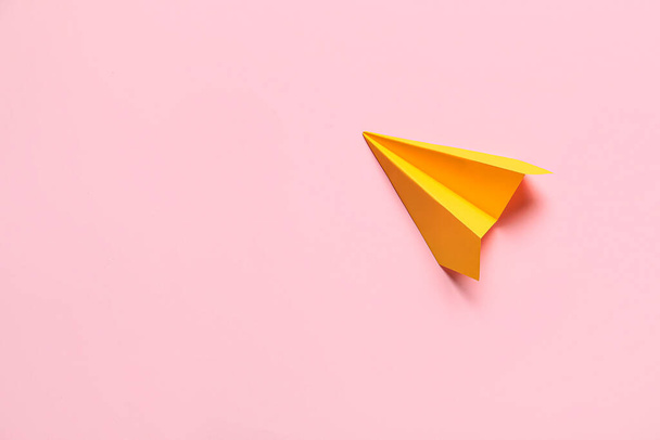 Yellow paper plane on pink background - Foto, afbeelding