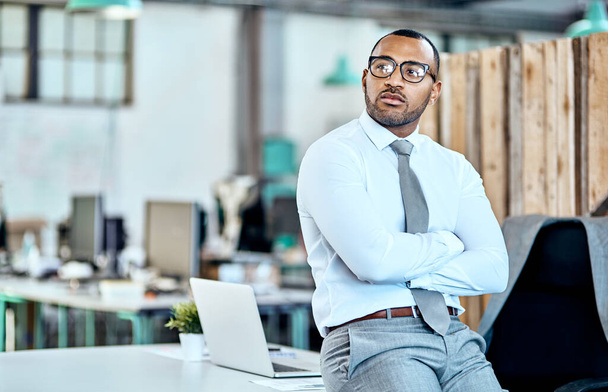 Η νοοτροπία σου καθορίζει την επιτυχία σου. ένας νεαρός επιχειρηματίας που δείχνει συμπονετικός ενώ στέκεται σε ένα γραφείο - Φωτογραφία, εικόνα