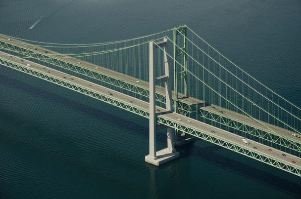 Vista aérea da torre da ponte da suspensão
 - Foto, Imagem
