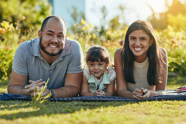 With family, all is well in the world. an adorable little girl and her parents spending quality time together in the park - Foto, Imagem