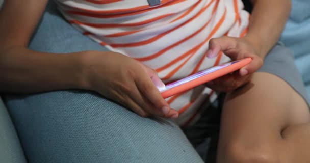 criança mão segurando celular dispositivo closeup jogar jogo - Filmagem, Vídeo