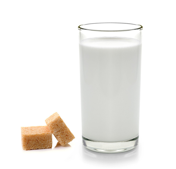 ποτήρι γάλα και κύβους ζάχαρης ζαχαροκαλάμου που απομονώνονται σε λευκό φόντο - Φωτογραφία, εικόνα