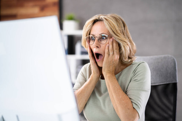 Frustrated Businesswoman Looking At Her Computer Screen In Dismay - Foto, Bild