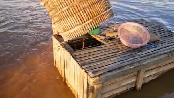  ψαράς τη μεταφορά ψάρια στο κλουβί ξύλινα ψάρια (κοντινό πλάνο ) - Πλάνα, βίντεο