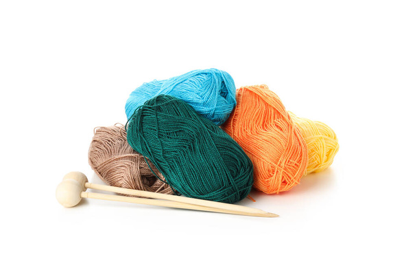 Knitting needles and yarn isolated on white background - Foto, imagen