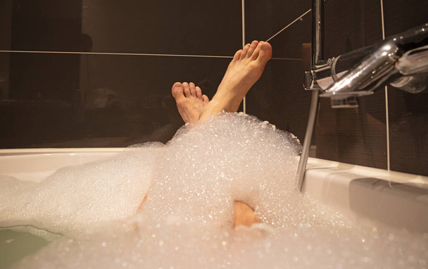Bath filling up with water, luxurious life - 写真・画像