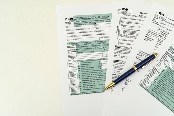 Tax Form 1040 per tax year for individual U.S. tax returns with a pen next to it. The concept of tax forms - Foto, imagen