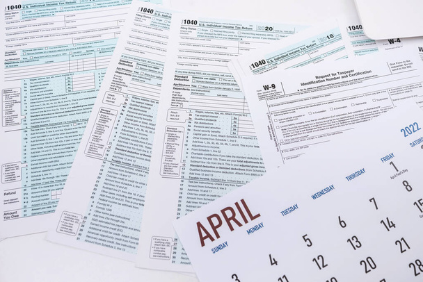 view from the top of the calendar with the date of submission of the declaration of income of citizens. The concept of tax forms - Fotoğraf, Görsel