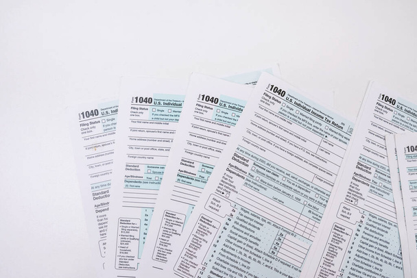 пустой индивидуальный налоговый бланк 1040, готовый к заполнению в офисе, концепция расчета годового отчета, оформление документов - Фото, изображение