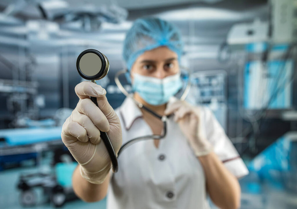 若いきれいな女性医師や医療助手の肖像画は聴診器で白い制服を着ています。現代の手術室で働く - 写真・画像