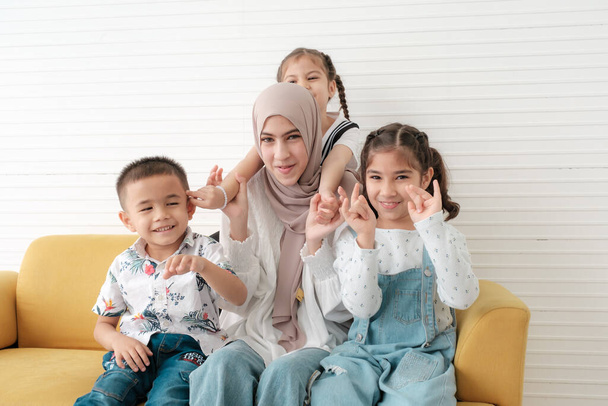 Happy Asian muslim family. - Foto, afbeelding