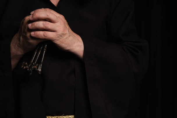 vista ritagliata del sacerdote anziano con chiavi isolate su nero - Foto, immagini