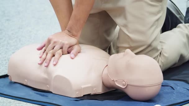 First Aid CPR Training Cardiopulmonary resuscitation, how to perform CPR. 4K - Metraje, vídeo