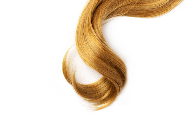 Μακριά ξανθά σγουρά μαλλιά, απομονωμένα σε λευκό φόντο. Ένα μέρος του ξανθά μαλλιά για το σχεδιασμό. - Φωτογραφία, εικόνα