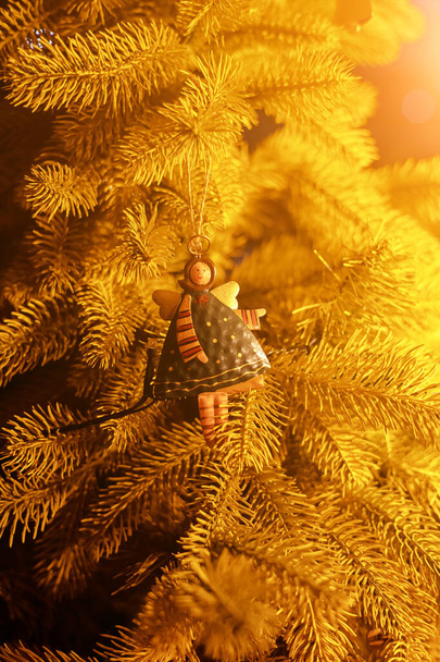Ange de Noël accroché au sapin - Photo, image