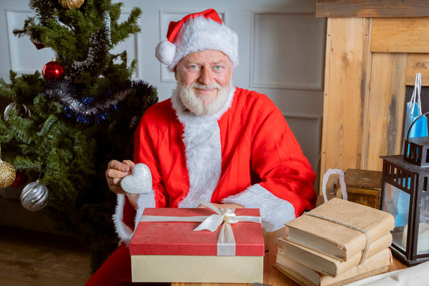 Santa Claus prepares gifts box for Christmas portrait - Fotografie, Obrázek
