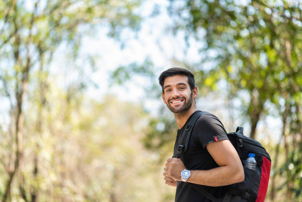 Retrato del hombre sonriente viajero de pie en la naturaleza al aire libre, Lujuria, Listo para acampar - Foto, Imagen