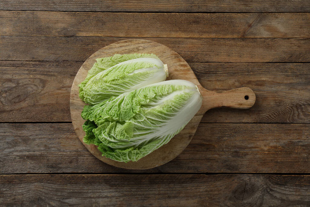Fresh ripe Chinese cabbages on wooden table, top view - Foto, Bild