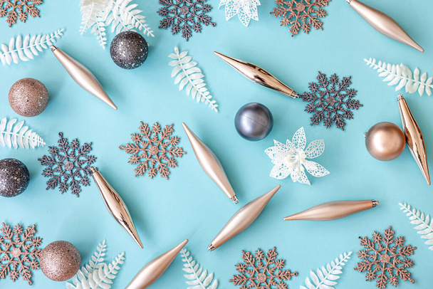 Плоский ліжко, різдвяні іграшки та деталі декору на синьому фоні
. - Фото, зображення