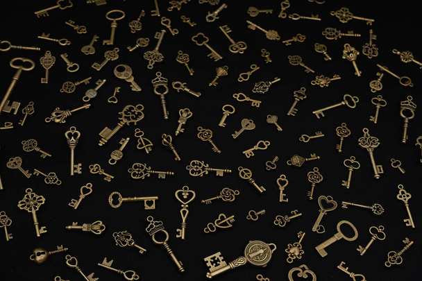 Bronze keys ornamental keys for clocks and treasure boxes with unique shapes and design - Valokuva, kuva