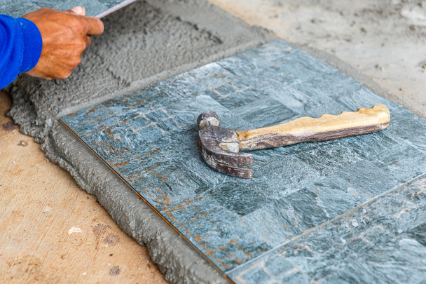 pavimento installazione di piastrelle per la costruzione di case
  - Foto, immagini