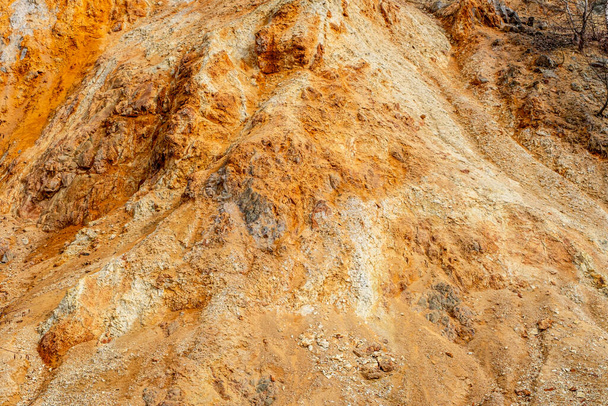 Стара покинута мідно - золотава шахта в горах Апусени (Румунія). - Фото, зображення