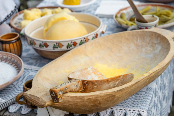 old wooden spoon in the hominy bowl - Foto, afbeelding