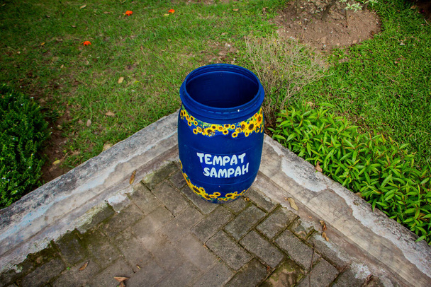 Trash can in the corner of the park. - Foto, imagen