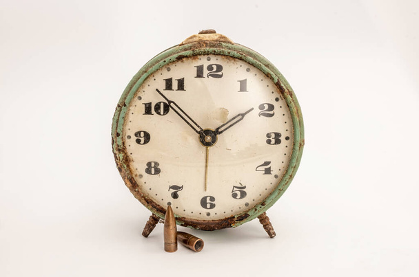 вінтажний настільний годинник з кулею 7,62 калібру на старовинному папері
 - Фото, зображення