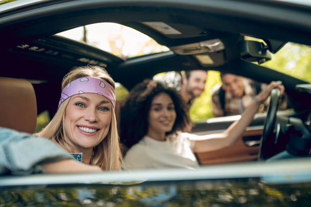 Flirting. Girls in the car flirting with men on the road - Valokuva, kuva