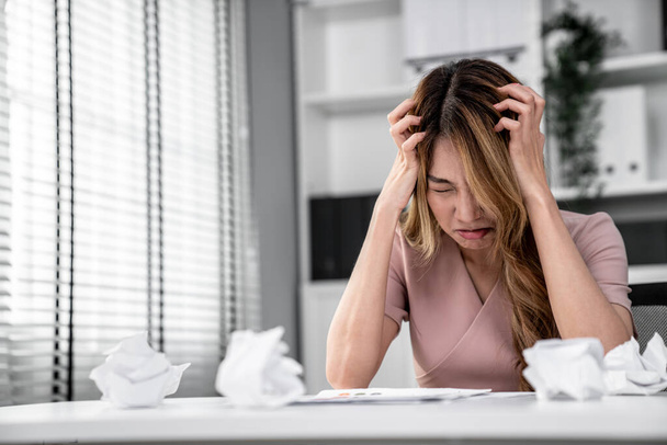 A competent female employee who has become completely exhausted as a result of overburdened work. Concept of unhealthy life as an office worker, office syndrome. - Foto, Imagen